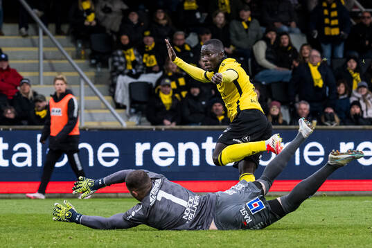 Mjällbys Abdoulie Manneh och GAISs målvakt Mergim Krasniqi