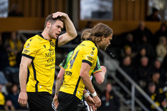 Mjällbys Jacob Bergström och Tom Pettersson deppar