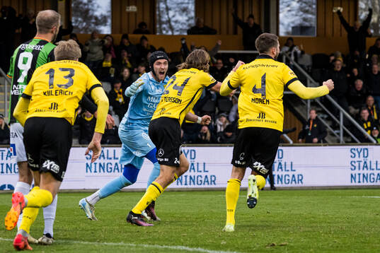 Mjällbys målvakt Noel Törnqvist och Tom Pettersson jublar