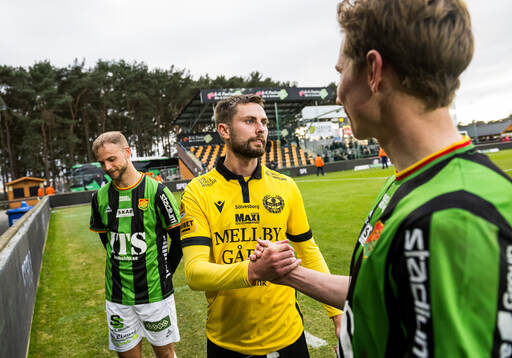 GAISs Gustav Lundgren och Robin Frej med Mjällbys Axel