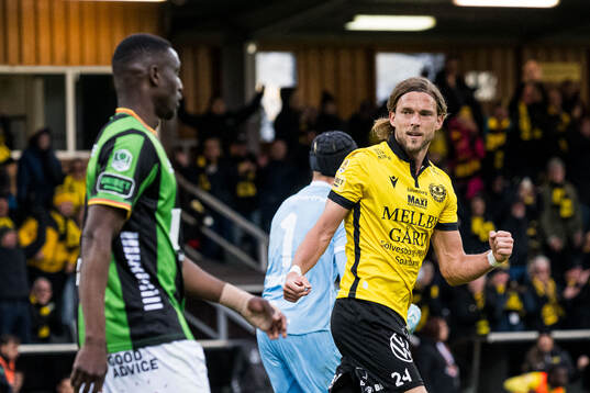 Mjällbys Tom Pettersson jublar