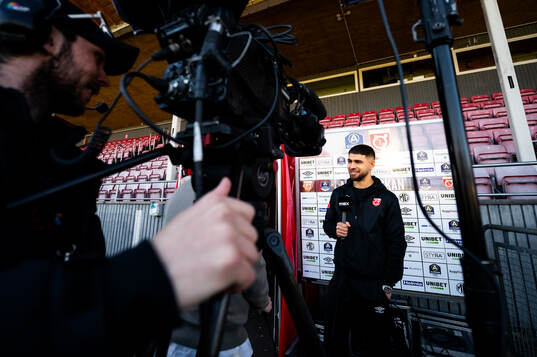 Degerfors Omar Faraj blir intervjuad av Tv4