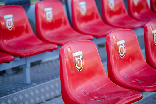 Degerfors logotyp på avbytarbänken