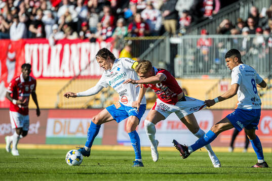 Degerfors Elias Pihlström i en kamp mot Värnamos Simon