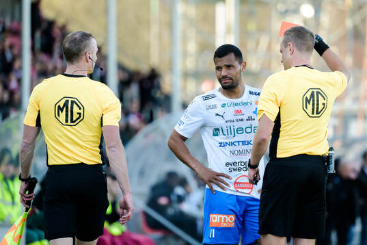 Värnamos Wenderson Oliveira do Nascimento får rött kort