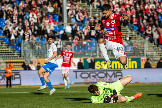 Degerfors Omar Faraj och Värnamos målvakt Viktor Andersson