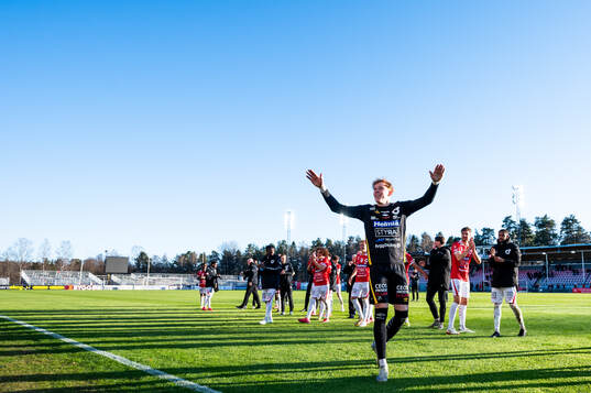 Degerfors målvakt Rasmus Forsell jublar med lagkamrater