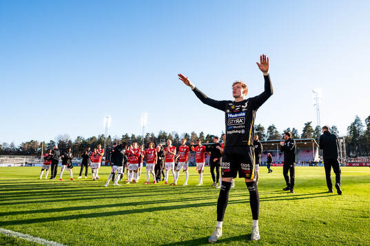 Degerfors målvakt Rasmus Forsell jublar med lagkamrater