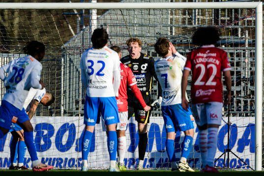 Degerfors målvakt Rasmus Forsell jublar