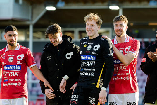 Degerfors målvakt Rasmus Forsell jublar