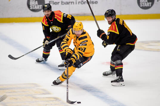 Skellefteås Pär Lindholm i en kamp mot Brynäs Tyler