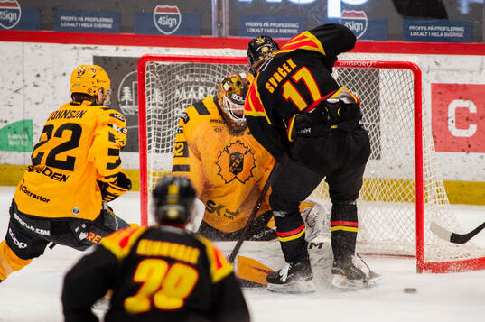 Skellefteås målvakt Linus Söderström mot Brynäs Michal