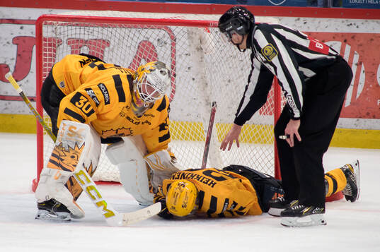 Skellefteås målvakt Gustaf Lindvall och Anton Heikkinen