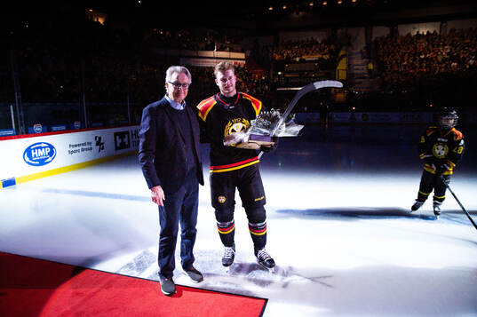 Brynäs Victor Söderström tilldelas Salming Trophy