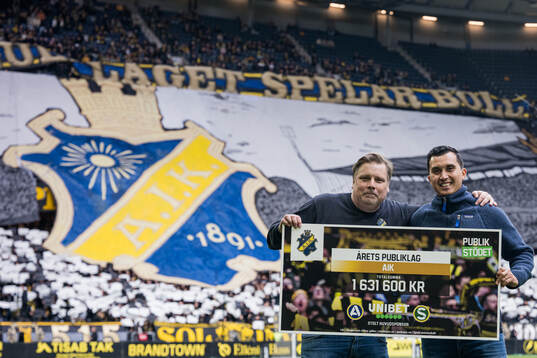 AIK med en prischeck för Årets Publiklag 2024