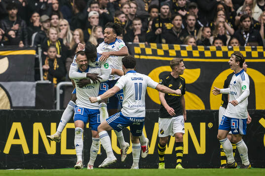 IFK Norrköpings Max Watson jublar med lagkamrater