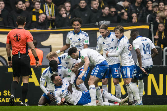 IFK Norrköpings Max Watson jublar med lagkamrater