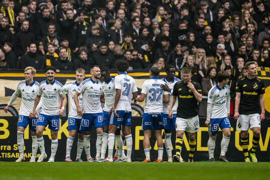 IFK Norrköpings Max Watson jublar med lagkamrater