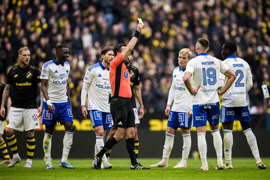 IFK Norrköpings Kojo Peprah Oppong får en varning av
