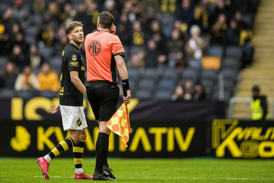 AIKs Anton Salétros och linjedomare Per Rehnlund vid ett