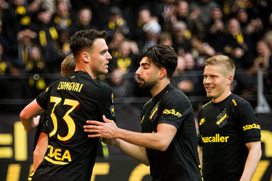 AIKs Áron Csongvai och Andronikos Kakoullis jublar