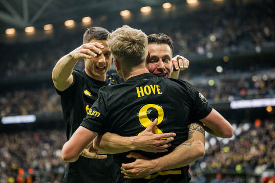 AIKs Bersant Celina och Johan Hove jublar