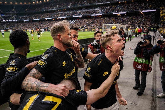 AIKs John Guidetti och Johan Hove jublar