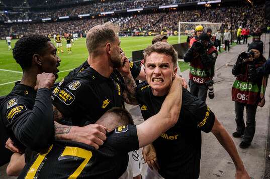 AIKs John Guidetti och Johan Hove jublar