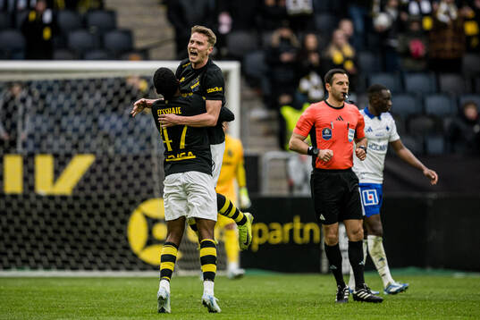AIKs Alexander Fesshaie Beraki och Johan Hove jublar