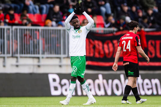Hammarbys Shaquille Pinas applåderar publiken i samband