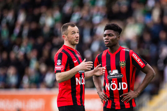 Brommapojkarnas Even Hovland och Ezekiel Alladoh deppar