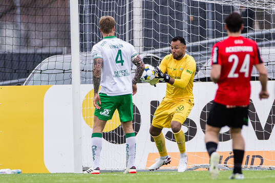 Hammarbys målvakt Warner Hahn med en räddning
