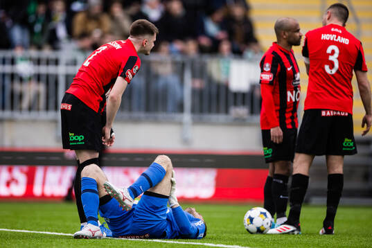 Brommapojkarnas målvakt Davor Blazevic har ont