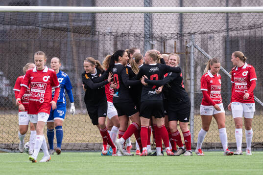 Enskede IKs Sabina Lundström jublar med lagkamrater