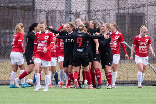 Enskede IKs Sabina Lundström jublar med lagkamrater