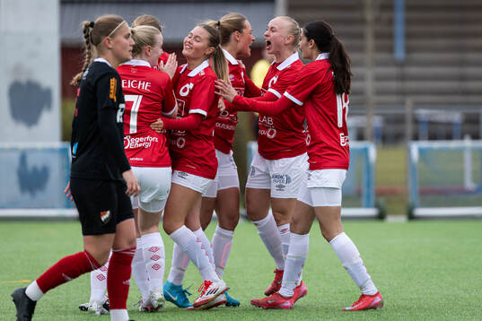 Degerfors IFs Olivia Neander jublar med lagkamrater