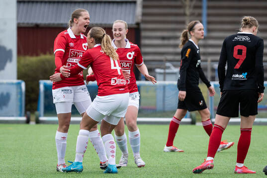 Degerfors IFs Olivia Neander jublar med lagkamrater