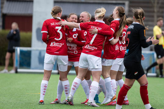 Degerfors IFs Olivia Neander jublar med lagkamrater