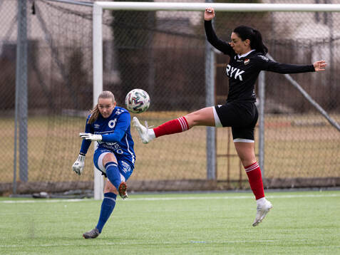 Degerfors IFs målvakt Elin Ekmark och Enskede IKs Maria