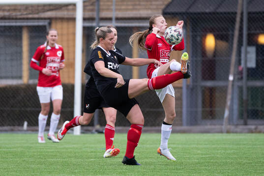 Enskede IKs Sabina Lundström och Degerfors IFs Lova Sandahl
