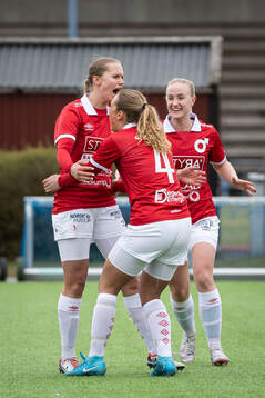 Degerfors IFs Olivia Neander jublar med lagkamrater