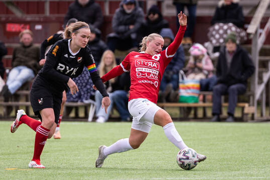 Enskede IKs Jenny Mattsson och Degerfors IFs Alva Hyttinen