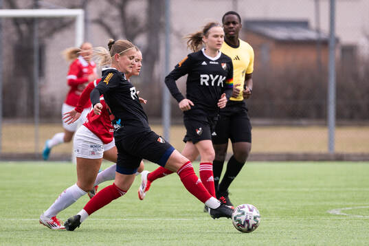 Degerfors IFs Izabell Johansson och Enskede IKs Felicia
