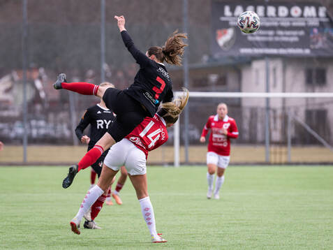 Enskede IKs Victoria Heikfolk och Degerfors IFs Izabell