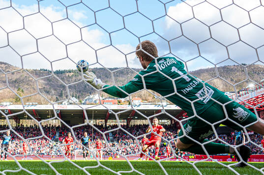 Niklas Castro of Brann scores the 1-1 goal