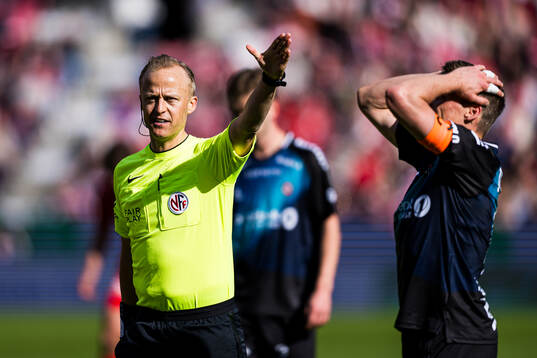 Ola Hobber Nilsen, referee, and Ruben Yttergård Jenssen of
