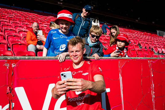 Aune Heggebø of Brann taking a selfie with a fan