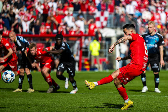 Niklas Castro of Brann scores the 2-1 goal