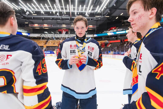 Djurgården Lukas Mattsson jublar med bronsmedaljen