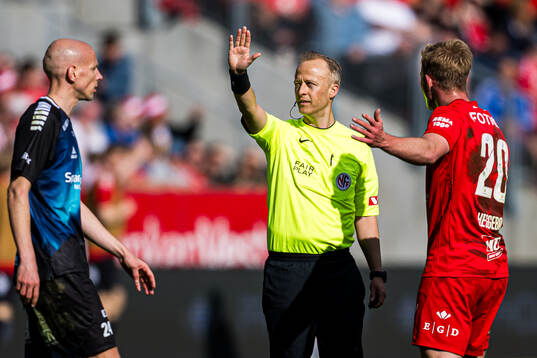 Ruben Kristiansen of Tromsø, Ola Hobber Nilsen, referee,